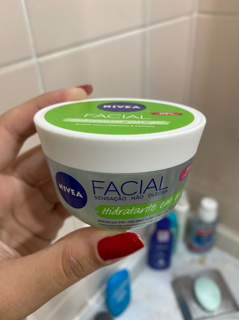 Moda nívea com ácido hialurônico facial