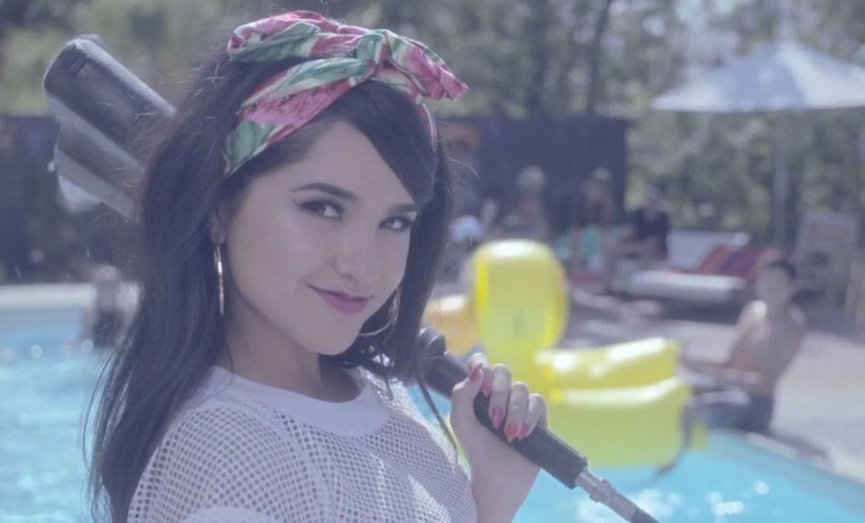 Fashion Becky G - Shower