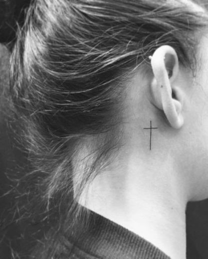 tatuagem cruz no pescoço 