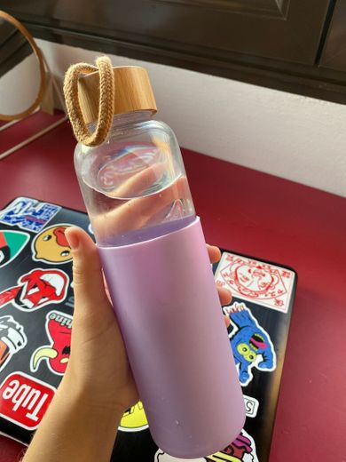 Botella de cristal con funda de silicona morada