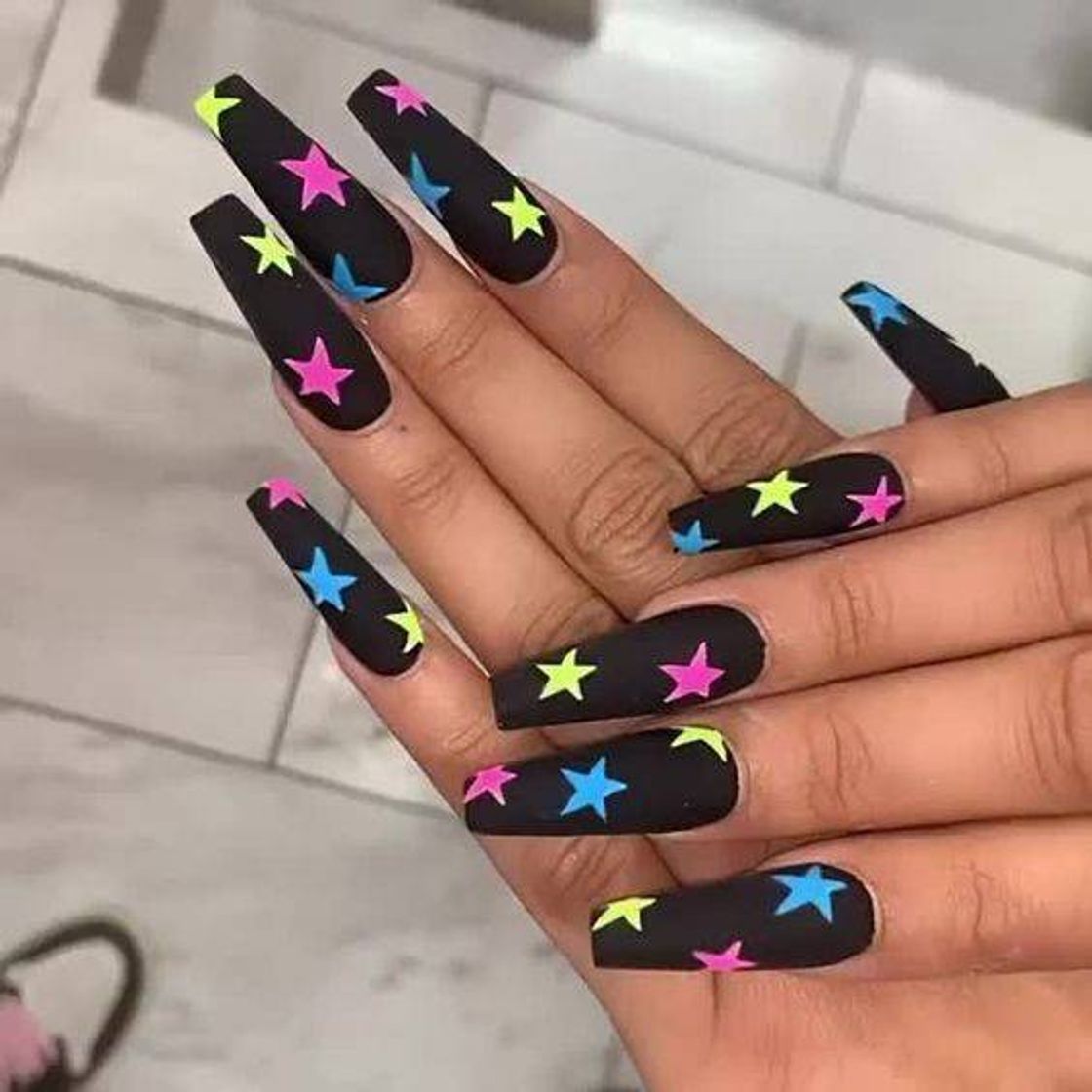 Social Black com estrelas neon