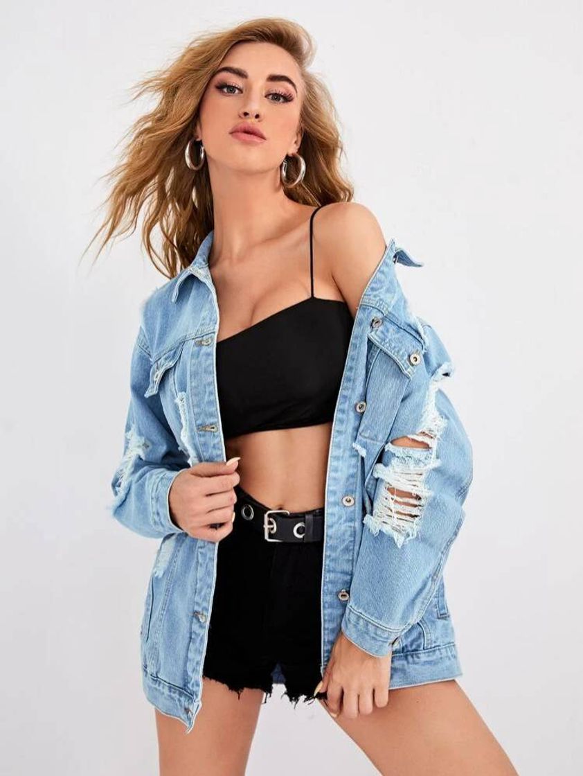 Jaqueta jeans leve lavada com detalhes rasgados