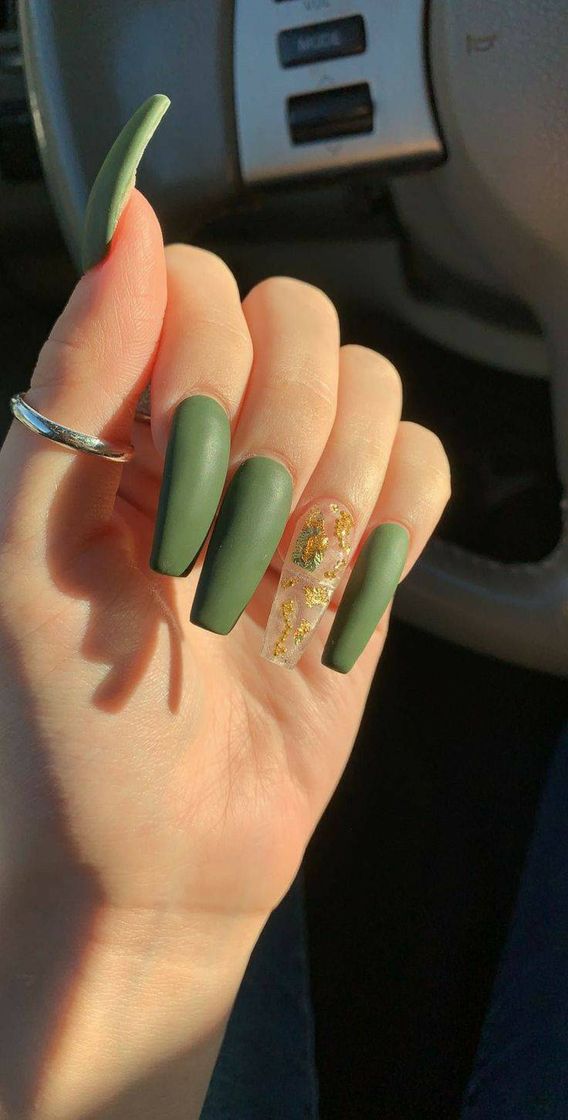 Moda Green nails