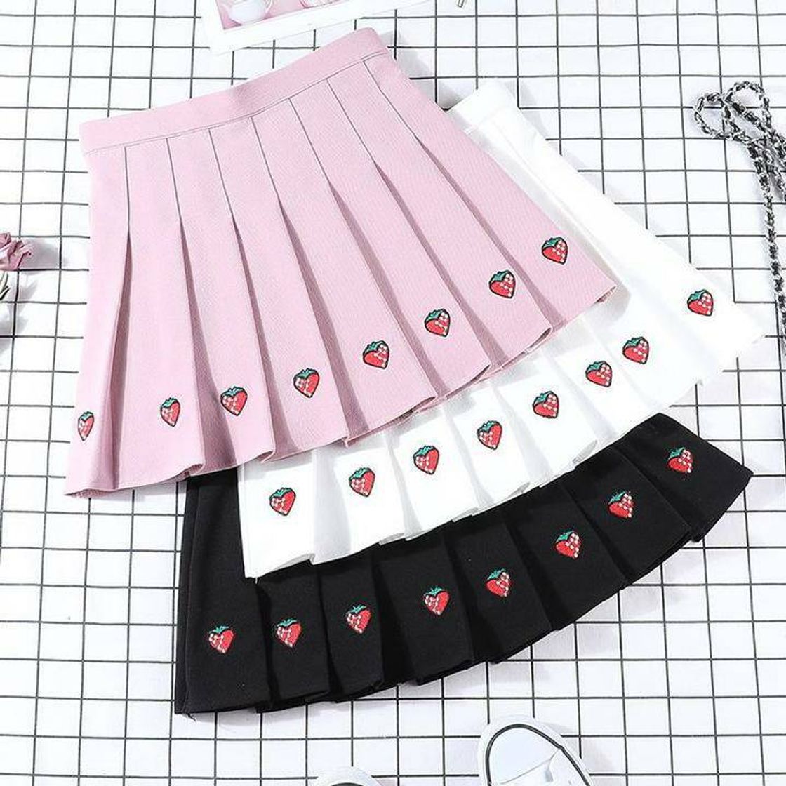 Social STRAWBERRY EMBROIDERY PLEATED MINI SKIRT