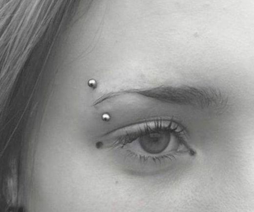 Piercing na sobrancelha