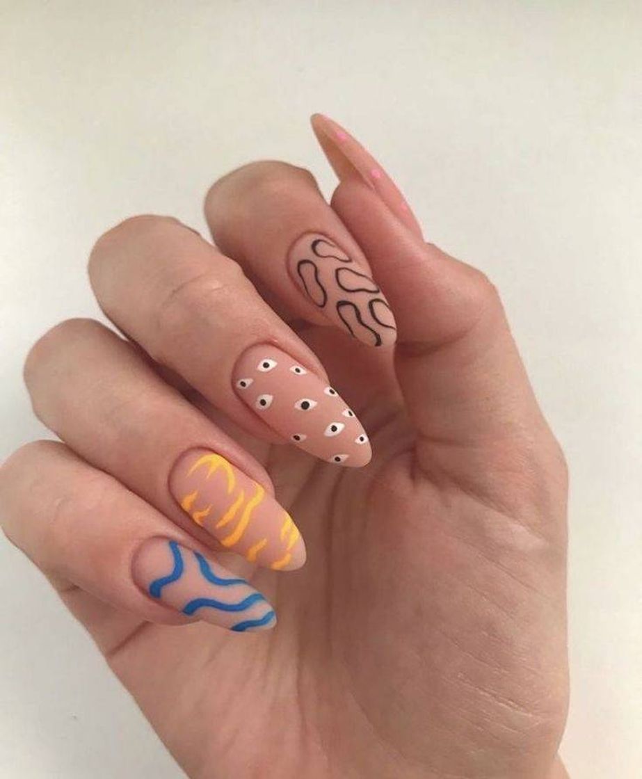 Moda unhas nude com desenhos