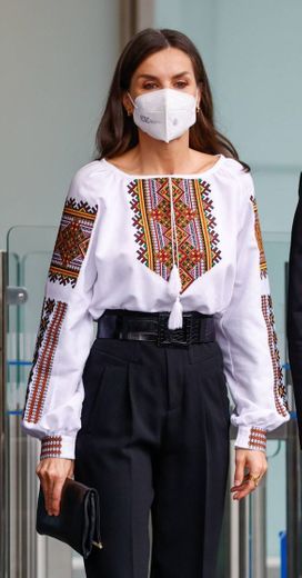 Zara lanza una blusa bordada tan bonita como la de la reina Letizia y será la más buscada de la primavera