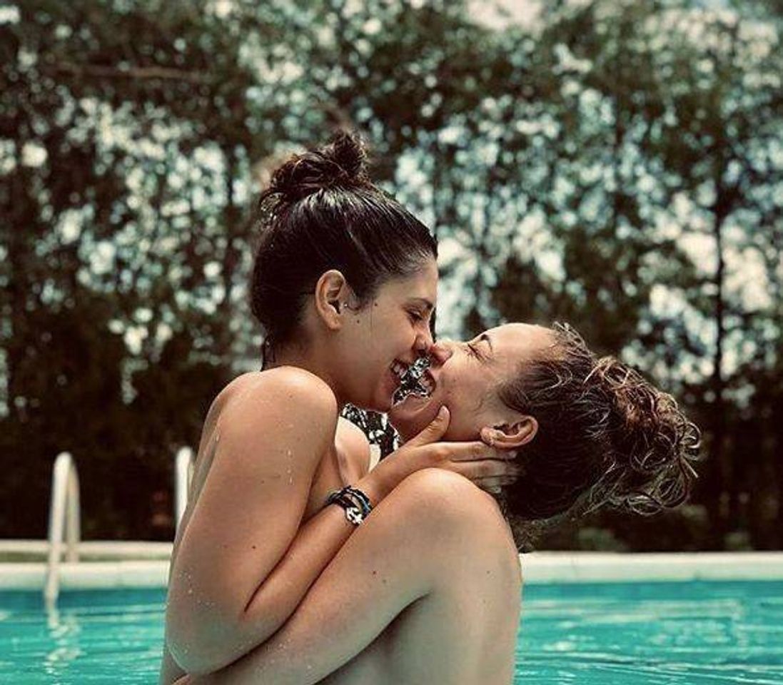 Moda Kisses in the pool 