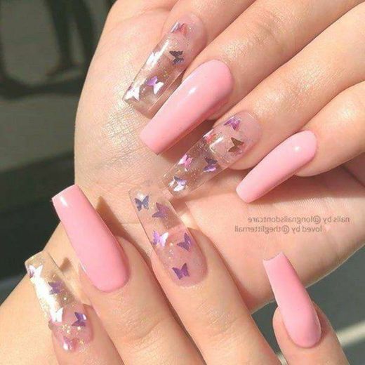 Nails rosa e transparente com borboletas