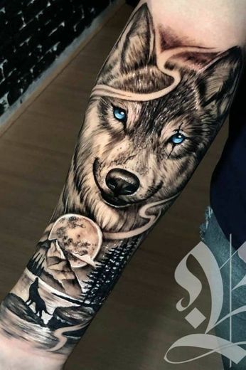 Tatoo masculina de lobo no braço