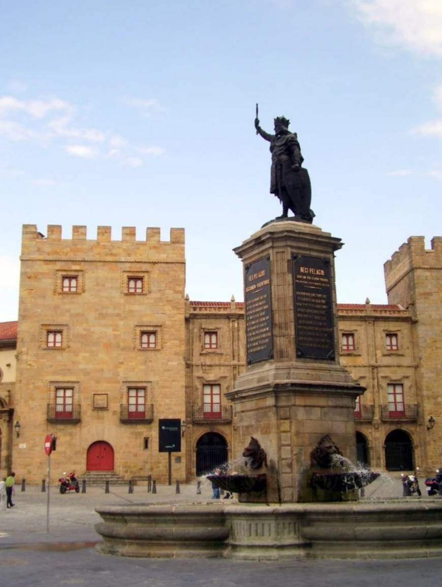 Places Estatua de Don Pelayo