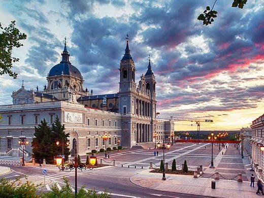 Lugar Almudena Cathedral