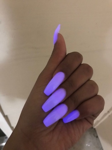 Uñas neon violetas
