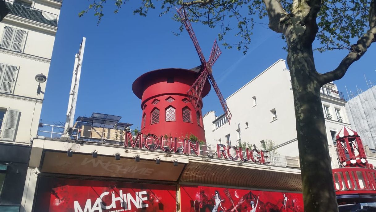 Place Moulin Rouge