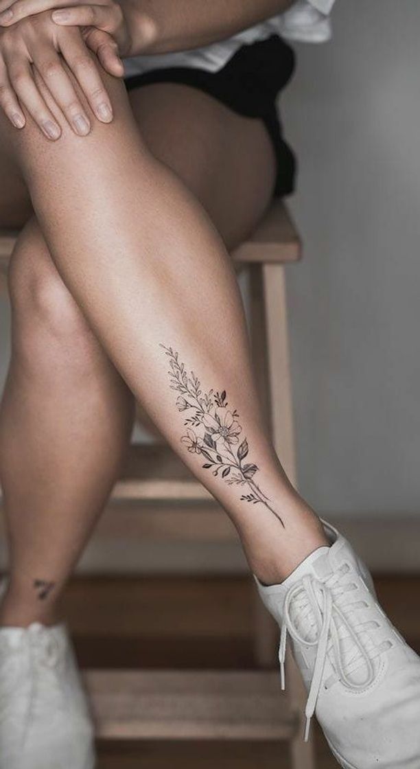 Fashion Tatuagem na perna delicada