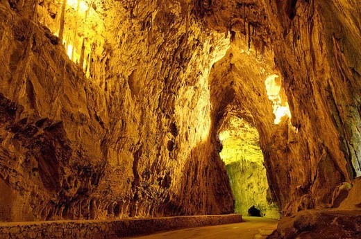 La Cuevona de Cuevas del Agua, casa rural, tienda de artesania. Alimentación y recuerdos.