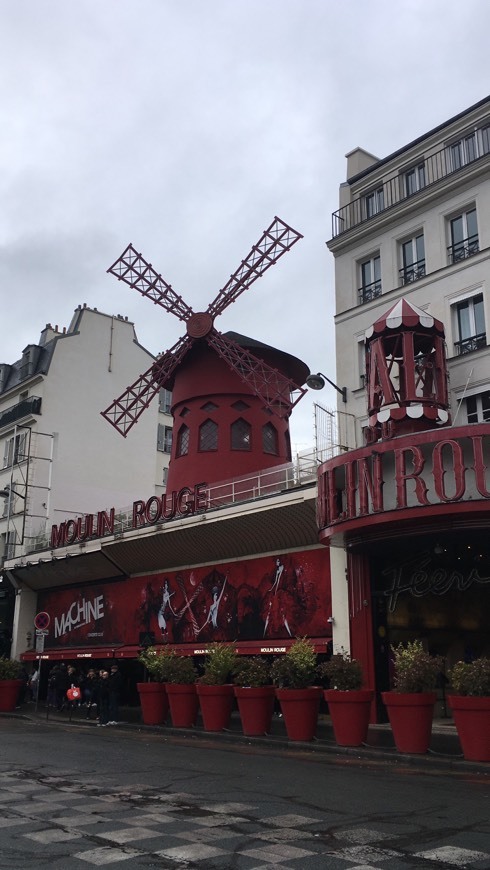 Place Moulin Rouge