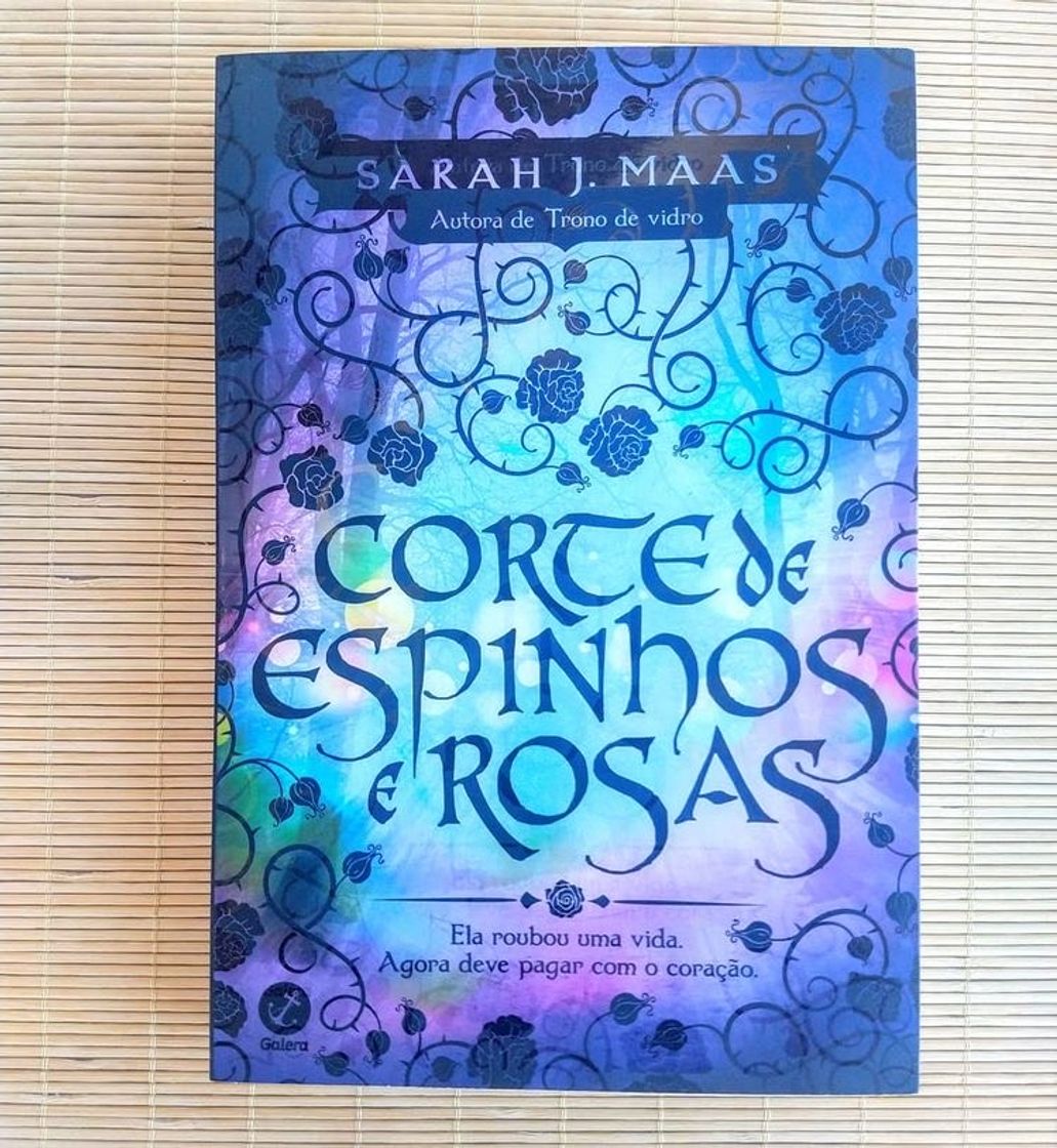 Livro Cortes de espinhos rosas 