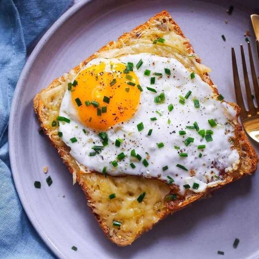 Pão com ovo e queijo