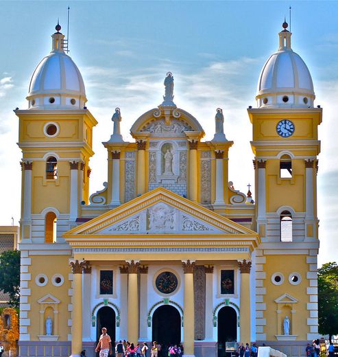 Basílica de Nuestra Señora del Rosario de Chiquinquirá y Cristo de Aranza
