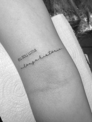 Tatuagem "eu sou uma longa história"