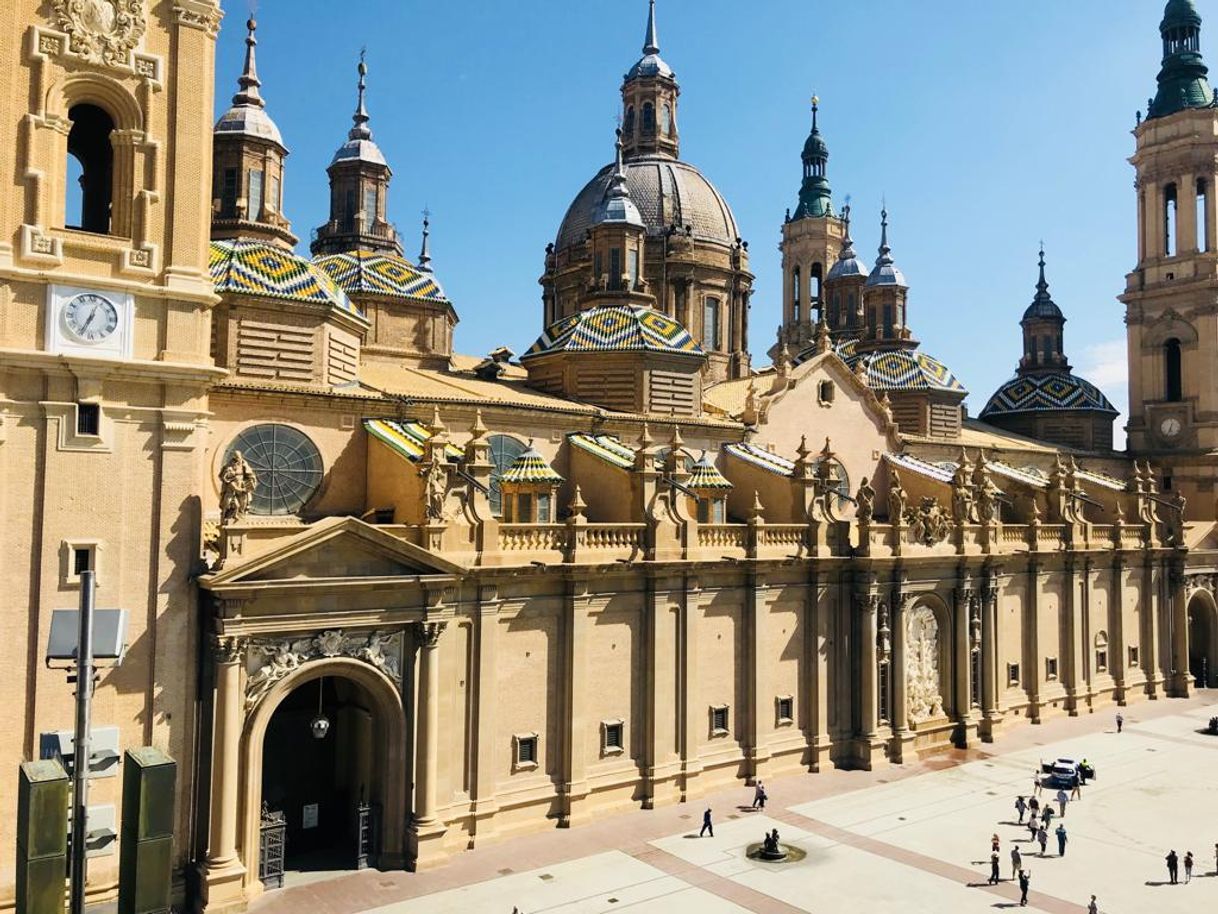 Place Plaza del Pilar