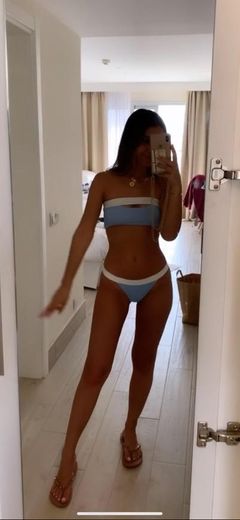 Bikini azul y blanco