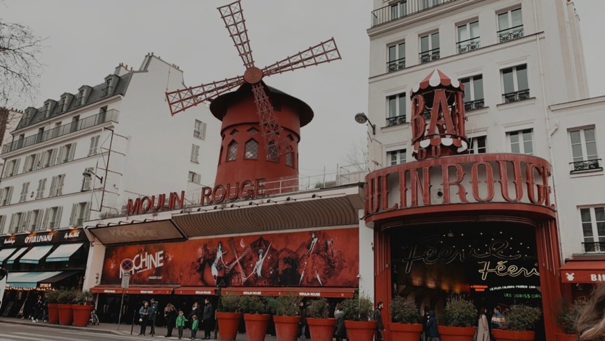 Place Moulin Rouge