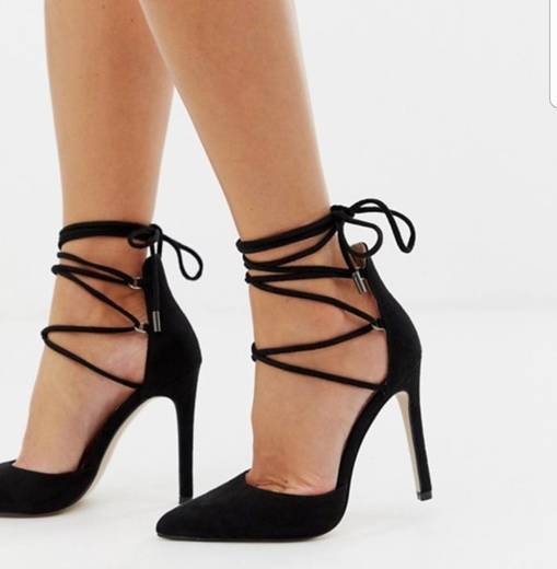 Zapato de tacón negro con cordón 