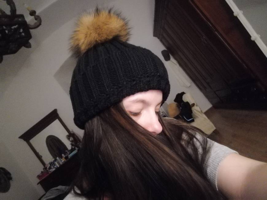 Gorrito con pompón negro