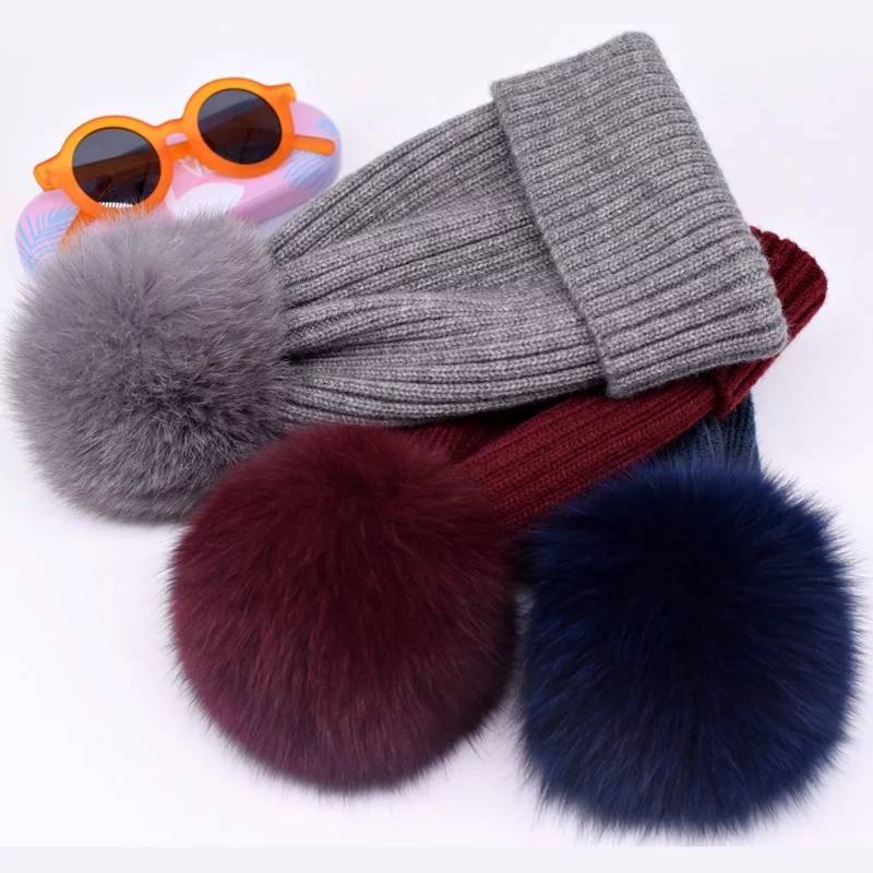 Gorrito de invierno gris con pompón