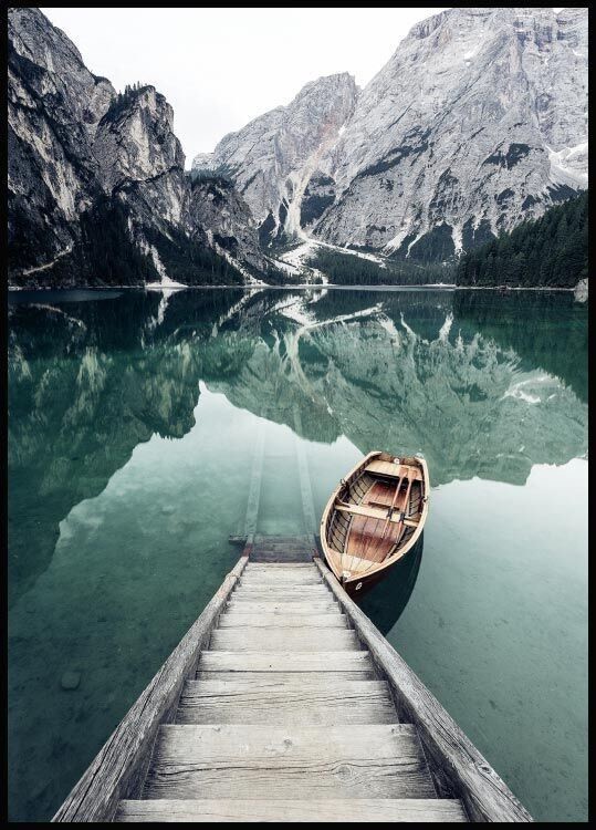 Product Boat in the lake