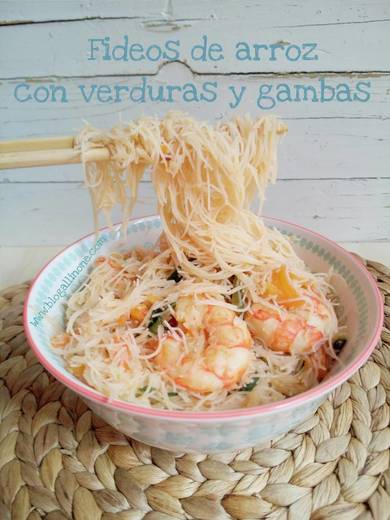Fideos de arroz con verduras y gambas