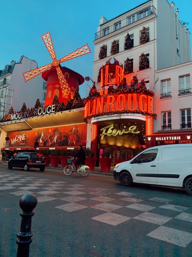 Place Moulin Rouge