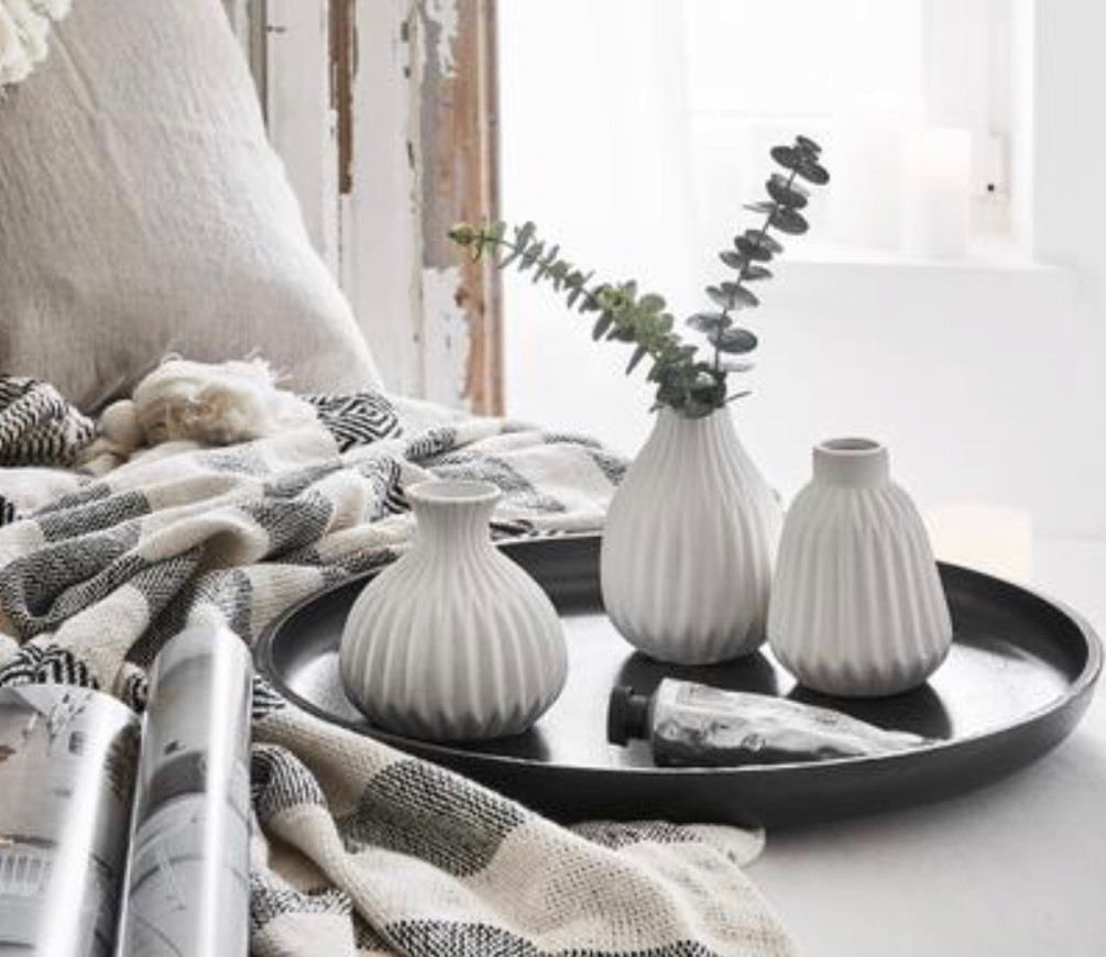 Social jarrones blancos