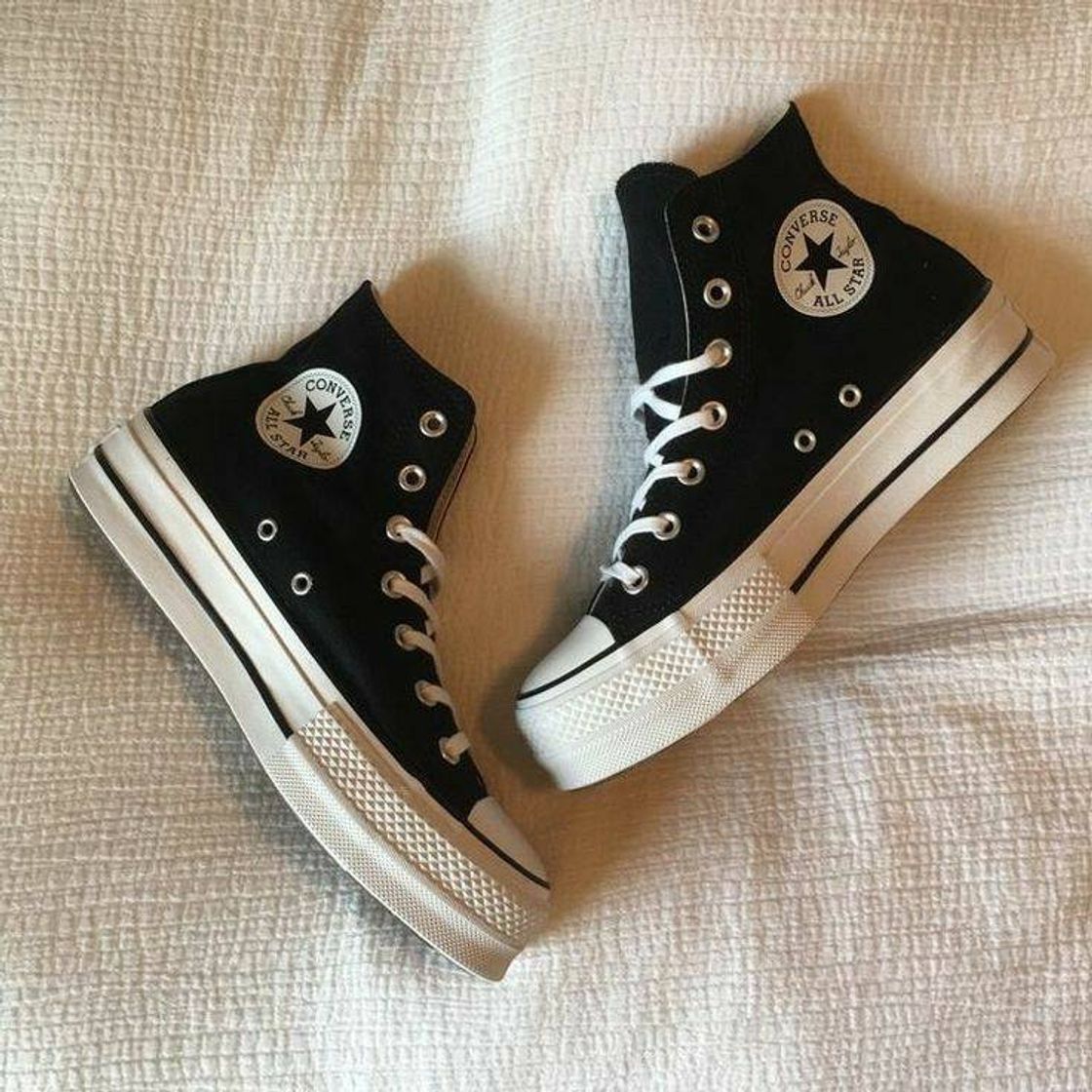 Moda AMO o bom e velho All Star preto