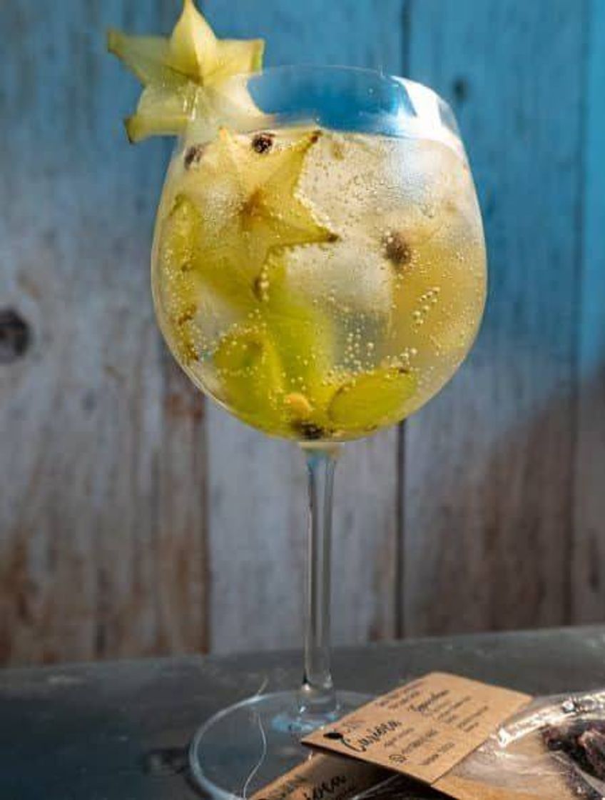 Moda Gin tônica de uva com carambola.