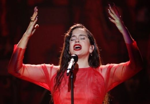 Rosalía canta 'Me quedo contigo' | Goya 2019 - YouTube