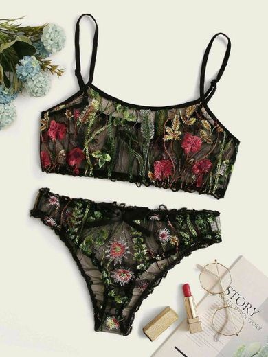 Lingerie de renda com detalhes de flores. Much perfcet