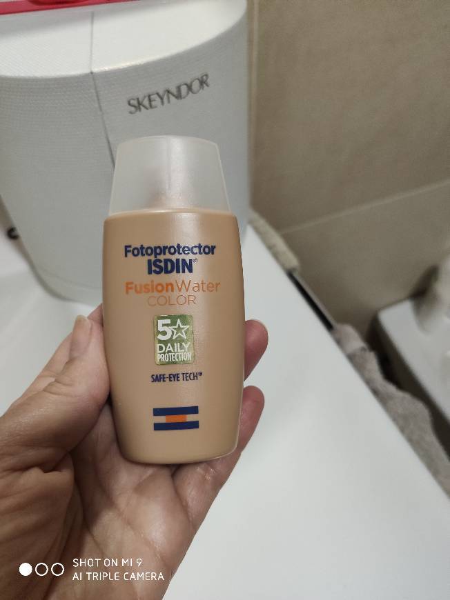 Social Fotoprotector ISDIN Fusion Water Color SPF 50