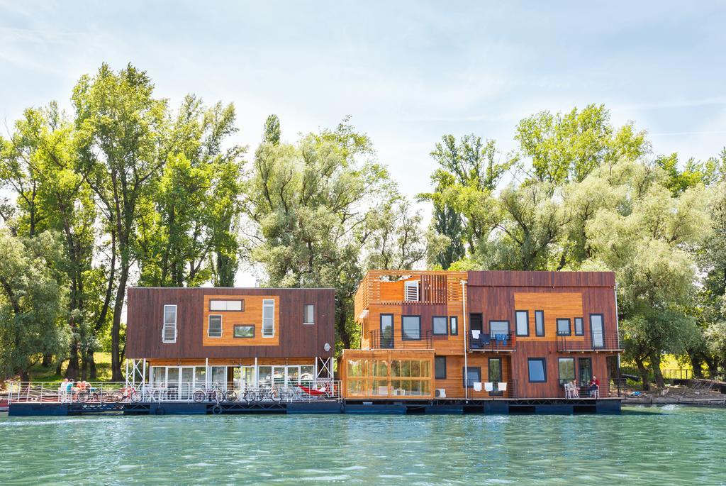 Lugar ArkaBarka floating hostel & apartments