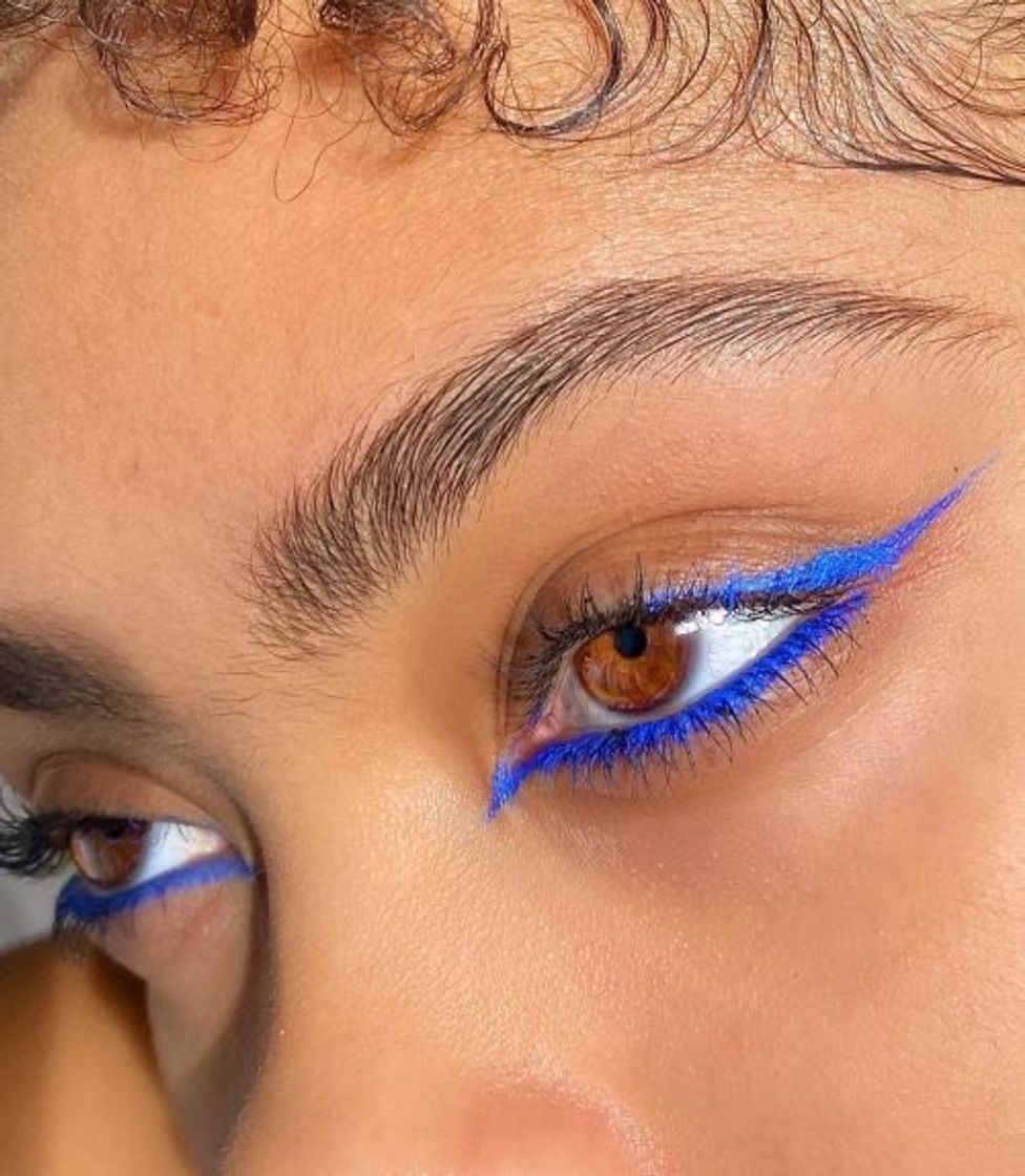 Moda Ideia de make up com delineador azul.