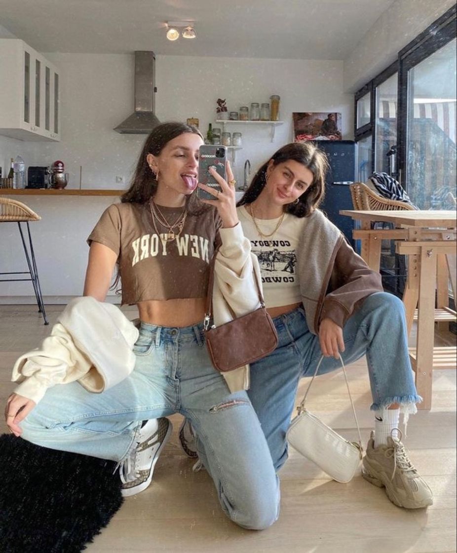 Social 𝑷𝒉𝒐𝒕𝒐 𝒘𝒊𝒕𝒉 𝒇𝒓𝒊𝒆𝒏𝒅𝒔