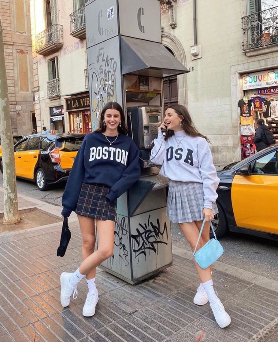 Social 𝑷𝒉𝒐𝒕𝒐 𝒐𝒏 𝒕𝒉𝒆 𝒔𝒕𝒓𝒆𝒆𝒕 𝒑𝒉𝒐𝒏𝒆