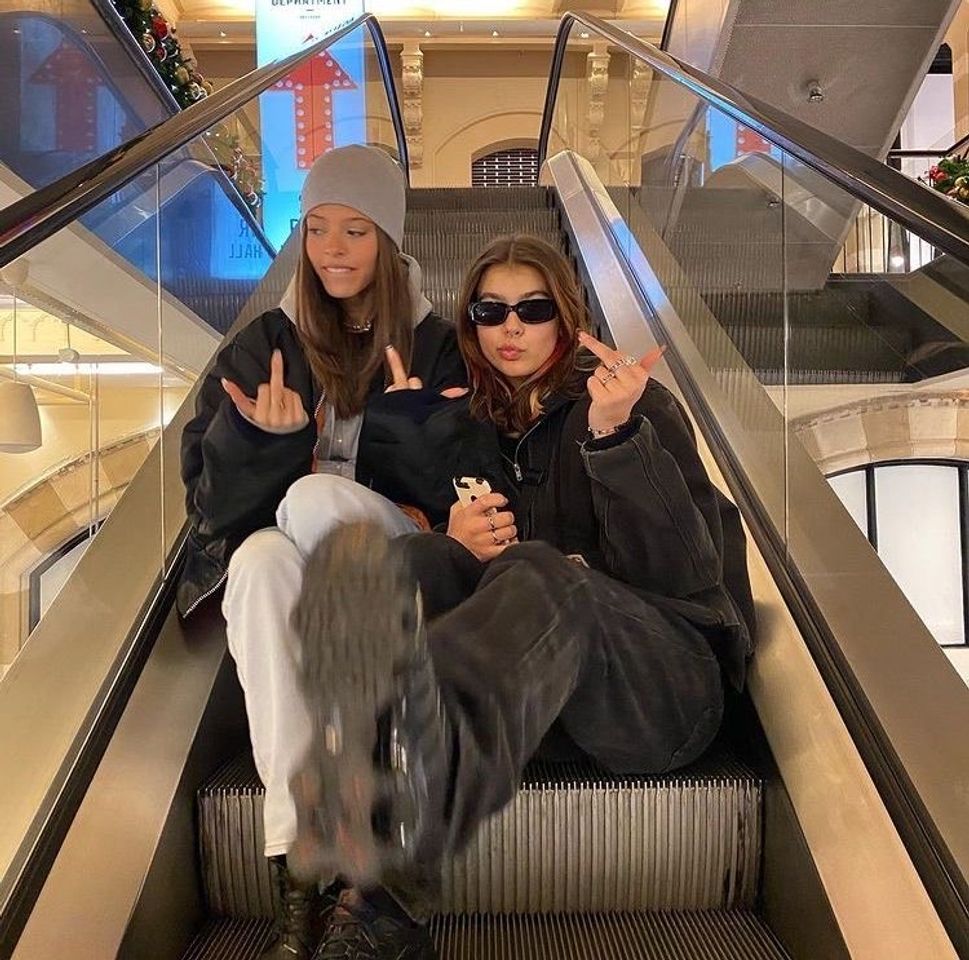 Social 𝑷𝒉𝒐𝒕𝒐 𝒐𝒏 𝒕𝒉𝒆 𝒆𝒔𝒄𝒂𝒍𝒂𝒕𝒐𝒓