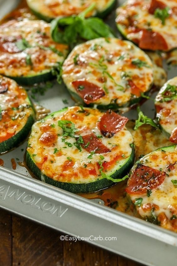 Moda Rodelas de courgette gratinadas com queijo e tomate cherry