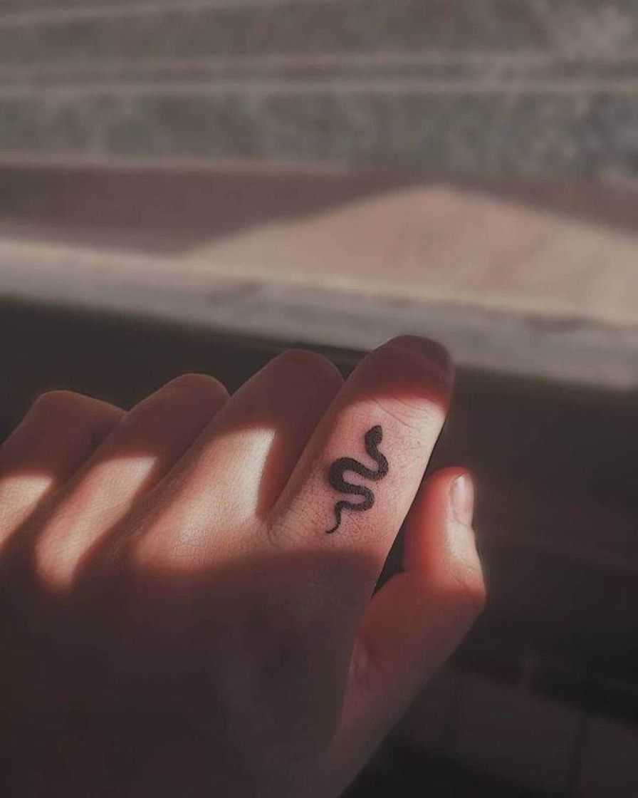 Fashion finger tattoo