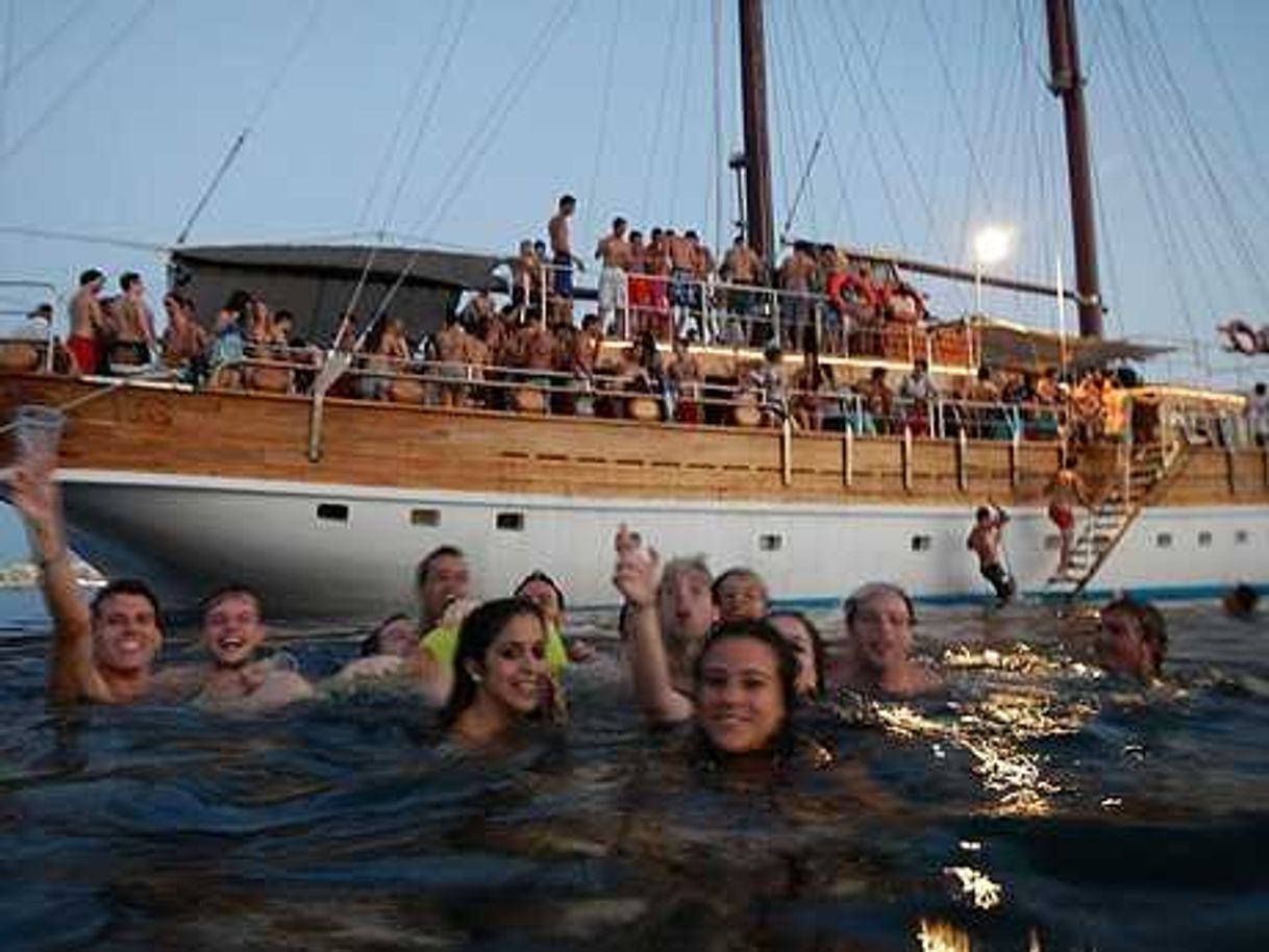 Lugar Lazy Pirate Boat Party Malta