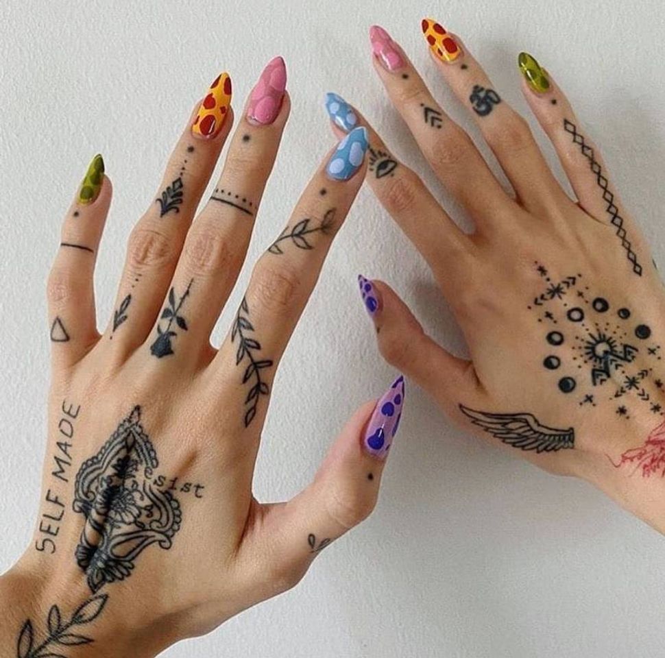 Fashion tatuagens nas mãos