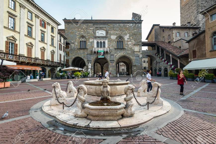 Place Piazza Vecchia